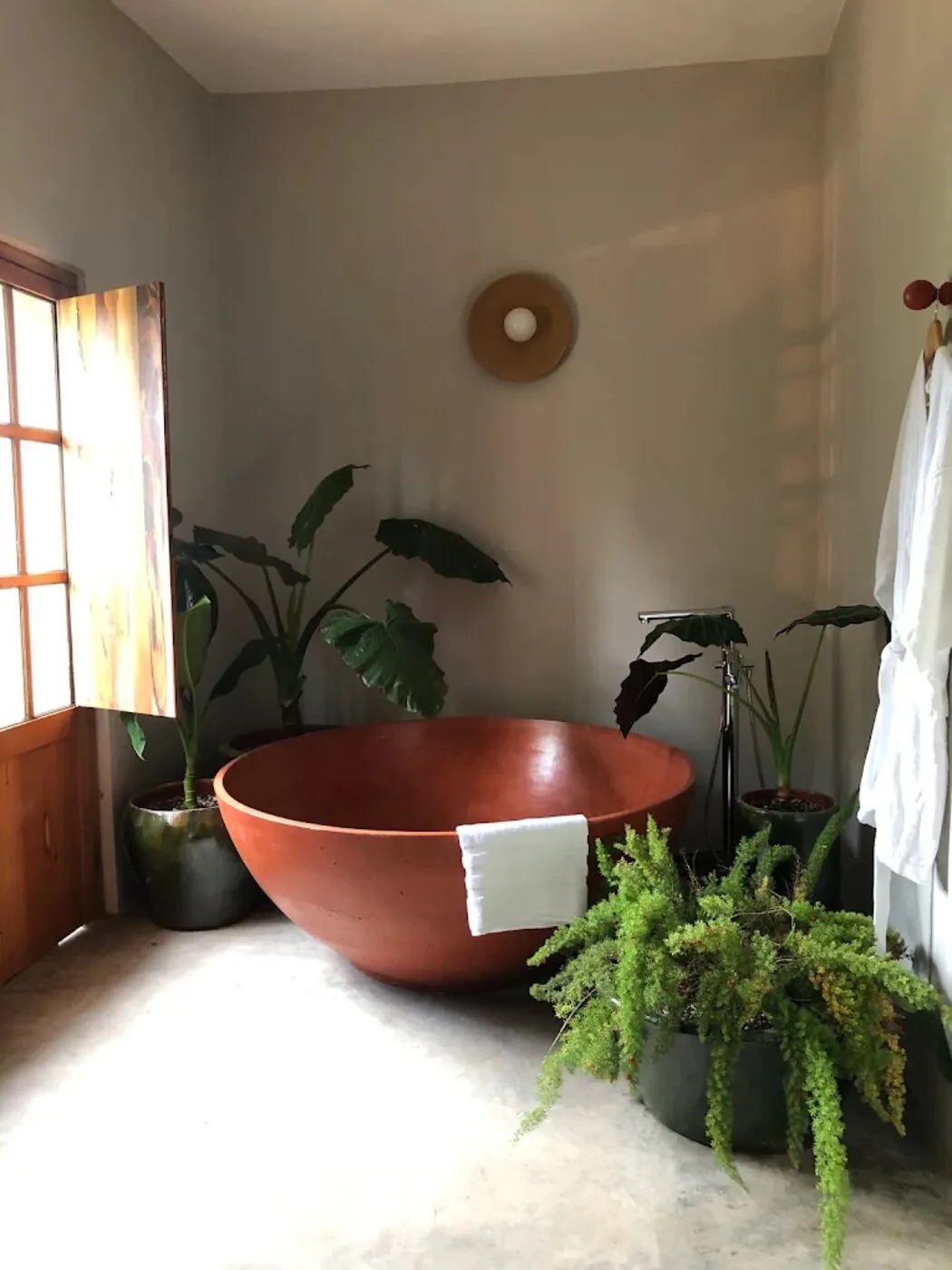 Grana hotel bathroom, terracotta tub